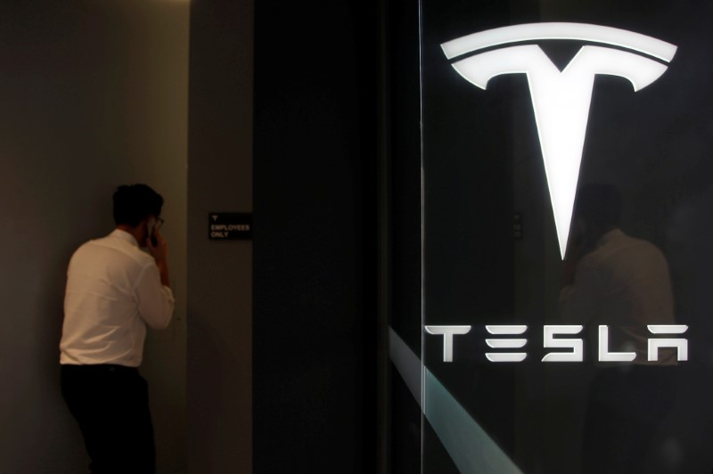 © Reuters. Logo da Tesla durante evento em Taipei, Taiwan