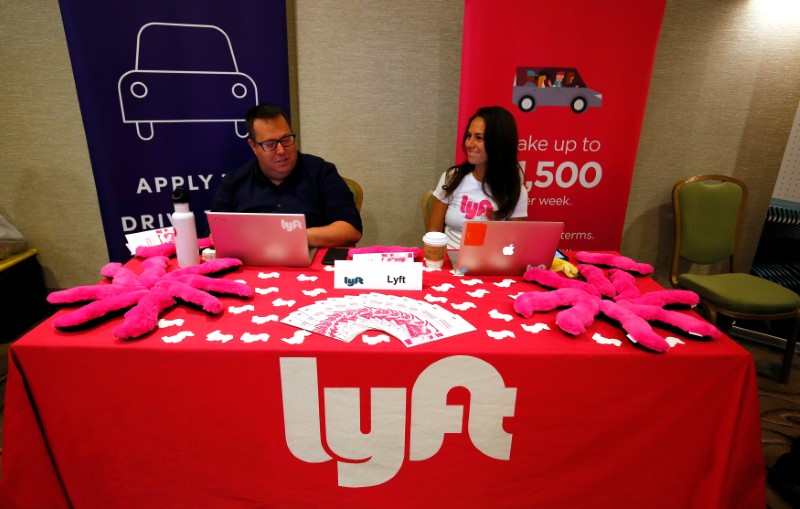 © Reuters. Recrutadores da Lyft durante feira em Golden, Estados Unidos