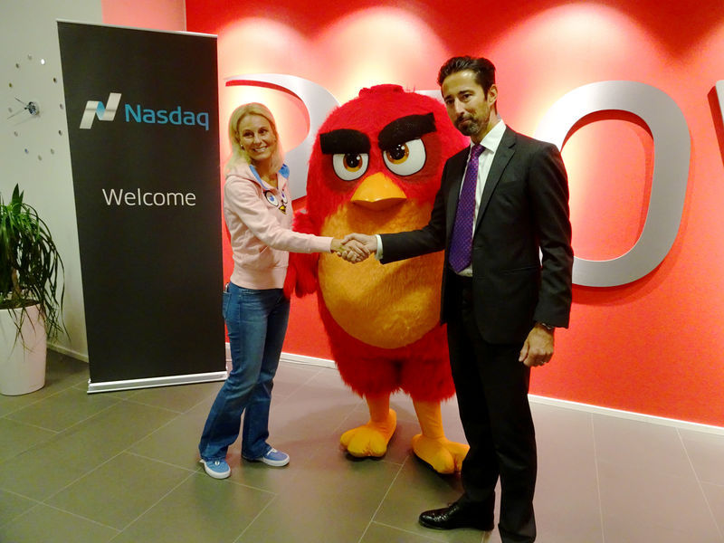 © Reuters. Presidente-executiva da Rovio, Kati Levoranta, e o pesidente da Nasdaq Helsinki, Henrik Husman em Espoo, Finlândia