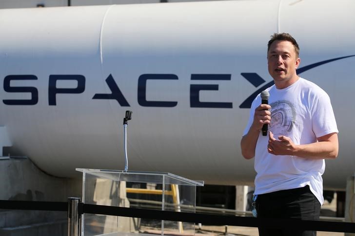 © Reuters. Elon Musk, presidente-executivo da SpaceX, fala surante evento da empresa em Hawthorne, Esdtados Unidos