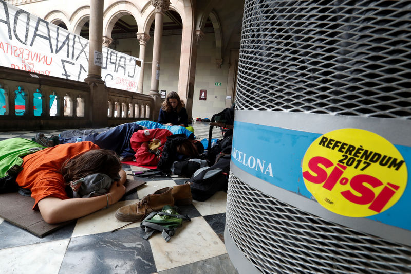 © Reuters. Padres y alumnos ocupan los colegios para impedir su cierre antes del 1-O