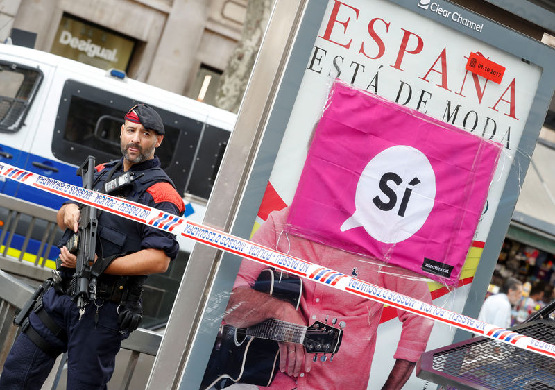 © Reuters. الشرطة الإسبانية تداهم مركز اتصالات تابعا لحكومة قطالونيا