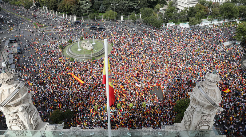 © Reuters. Unas 2.000 personas se manifiestan en Madrid contra el referéndum catalán