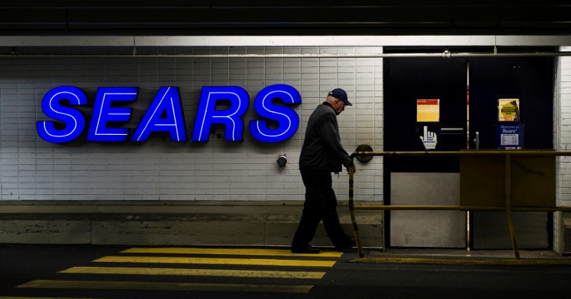 © Reuters. A customers enters the Sears store in North Vancouver, British Columbia