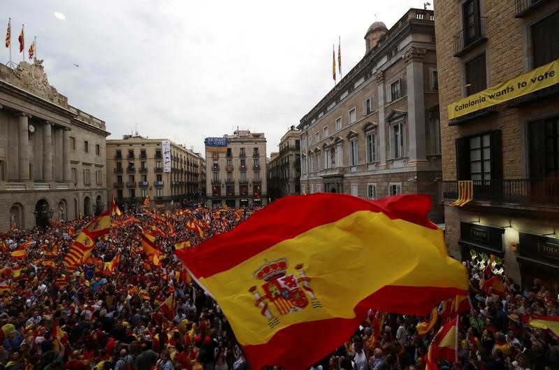 © Reuters. آلاف المناهضين لاستقلال قطالونيا عن إسبانيا يحتشدون في برشلونة