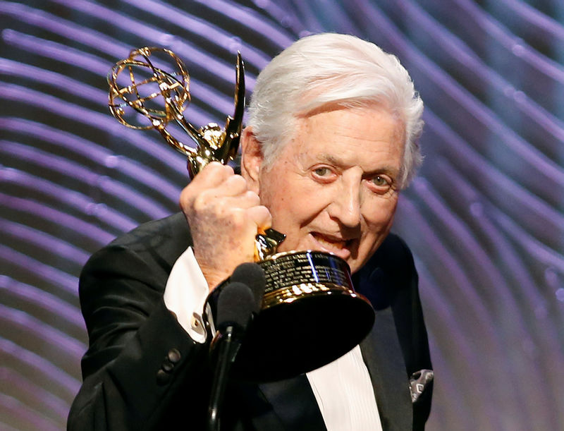 © Reuters. FILE PHOTO - Game show icon Monty Hall accepts his Lifetime Achievement Award during the 40th annual Daytime Emmy Awards in Beverly Hills, California