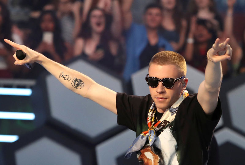 © Reuters. FILE PHOTO - Macklemore performs during the iHeartRadio Much Music Video Awards (MMVAs) in Toronto