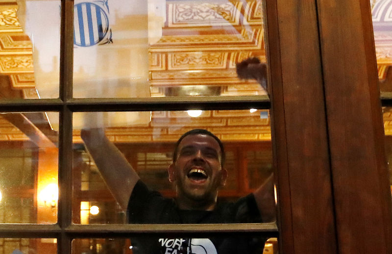 © Reuters. مواطنون في قطالونيا يتحدون إسبانيا ويتوجهون للتصويت في استفتاء محظور