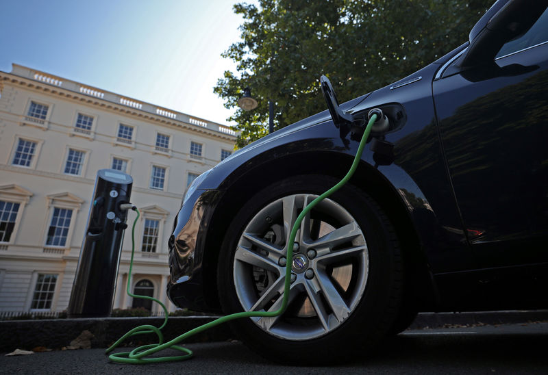 © Reuters. El declive del diesel impulsa la electrificación con coches híbridos más asequibles