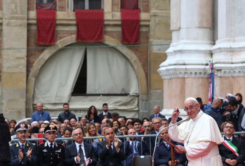 © Reuters. Pope Francis waves during a meeting with representatives of the world of labour in Maggiore square, during a pastoral visit in Bologna