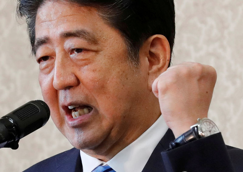 © Reuters. Japan's Prime Minister Shinzo Abe speaks to his party's lawmakers at the party lawmakers' meeting, after the dissolution of the lower house was announced at the Parliament in Tokyo