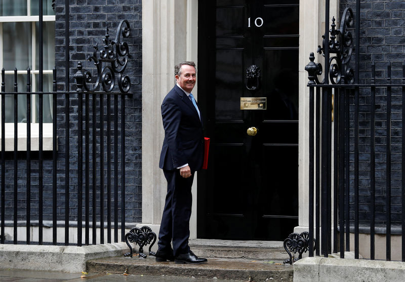 © Reuters. Liam Fox, Britain's Secretary of State for International Trade, arrives at 10 Downing Street, in London