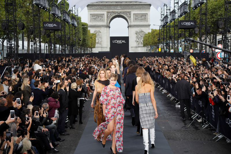 © Reuters. الشانزيليزيه يتحول إلى منصة عرض أزياء في أسبوع الموضة بباريس
