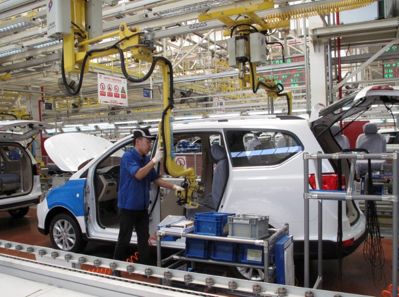 © Reuters. FILE PHOTO: Employees work at a production line inside a factory of Saic GM Wuling, in Liuzhou