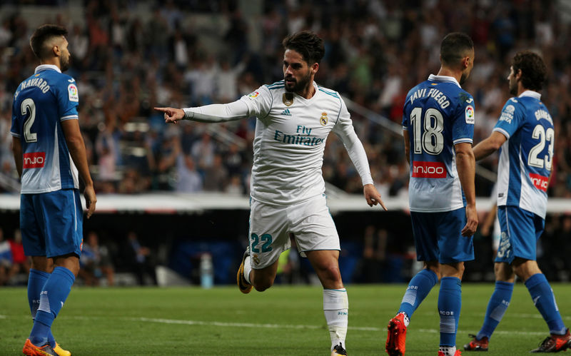 © Reuters. El Madrid gana al Espanyol su primer partido en casa esta temporada