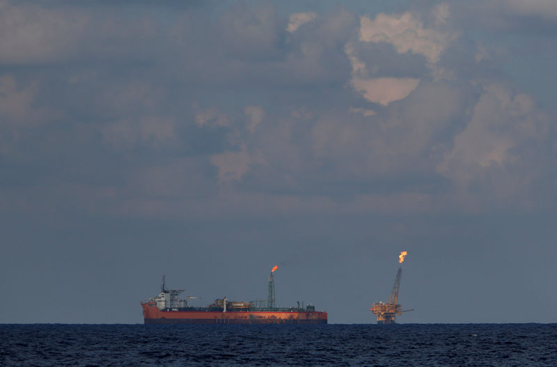 © Reuters. Танкер на фоне нефтяной платформы у берегов Ливии