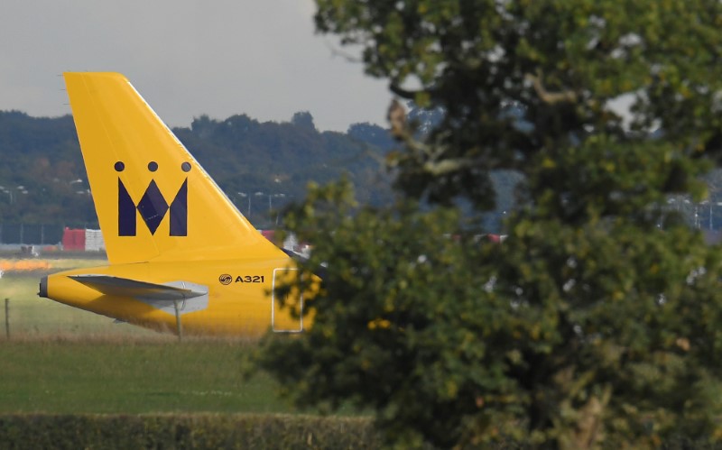 © Reuters. Un aereo della Monarch Airlines all'aeroporto di Gatwick