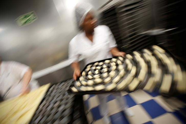 © Reuters. Workers prepare Portuguese egg tarts at the Pasteis de Belem bakery in Lisbon