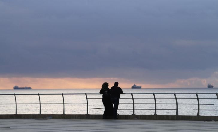 © Reuters. Пара смотрит на море в Бенгази