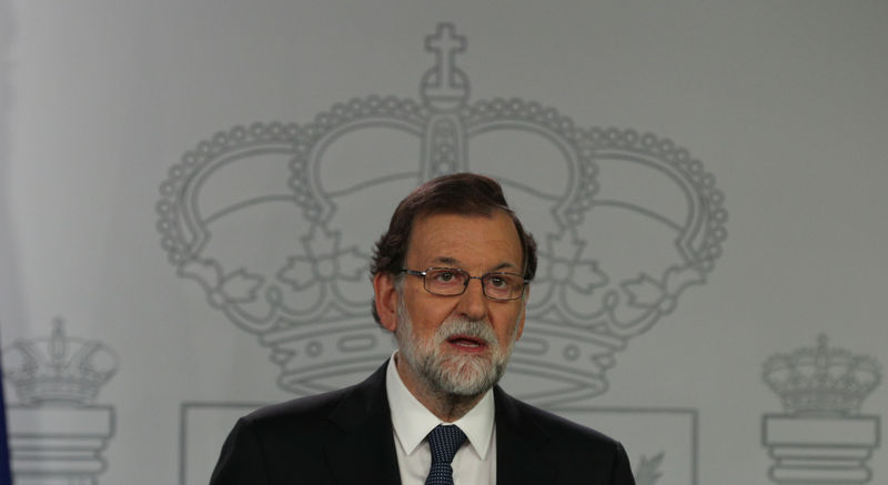 © Reuters. رئيس وزراء أسبانيا يواجه أزمة بعد استفتاء قطالونيا والعنف المصاحب له
