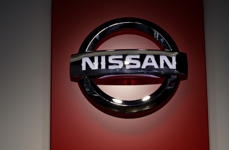 © Reuters. Logo of Nissan Motor Co is seen at its showroom in Tokyo