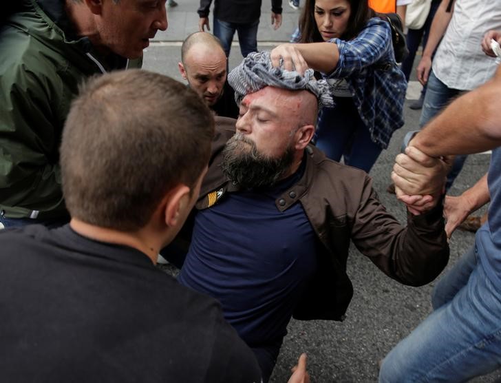© Reuters. حكومة قطالونيا: 893 مصابا في اشتباكات خلال الاستفتاء