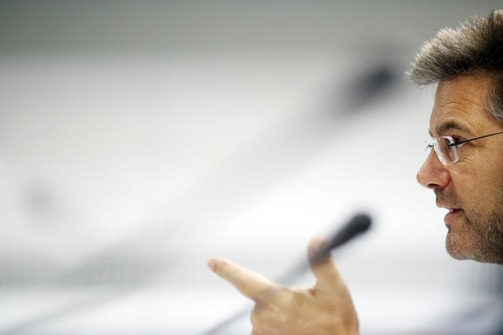 © Reuters. وزير: إسبانيا يمكنها استخدام القانون لتعليق الحكم الذاتي في قطالونيا