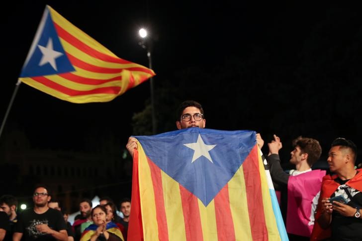 © Reuters. Homem segura bandeira separatista da Catalunha, em Barcelona, Espanha