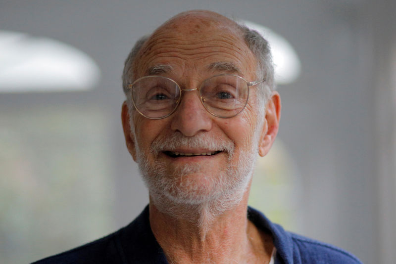 © Reuters. Um dos vencedores do prêmio Nobel de Medicina Michael Rosbash, em sua casa, em Newton, nos Estados Unidos