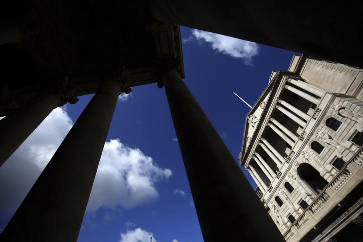 © Reuters. The Bank of England is seen through the columns on the Royal Exchange building in London