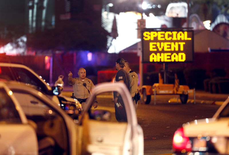 © Reuters. Policiais conversam com homem perto de local onde agressor atirou contra público de festival de música, em Las Vegas, Estados Unidos