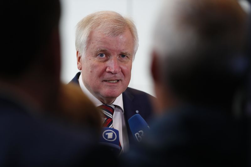© Reuters. Líder do partido bávaro União Social-Cristã (CSU), Horst Seehofer, fala com repórteres, em Berlim