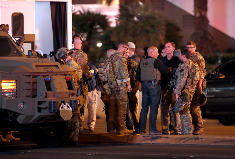 © Reuters. Agentes do FBI se reúnem em frente a hotel, após ataque durante festival de música, em Las Vegas