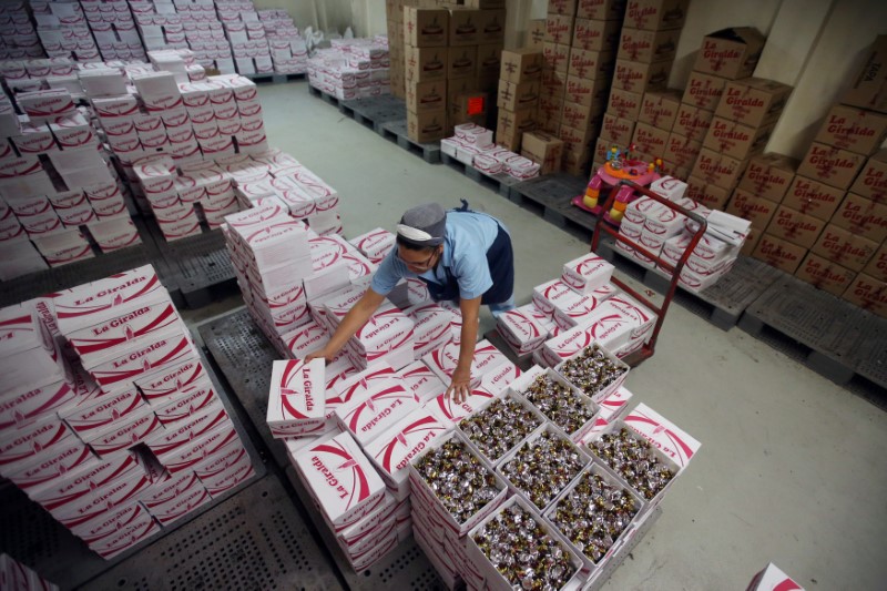 © Reuters. An employee loads boxes of chocolate in La Giralda chocolate factory in Mexico City