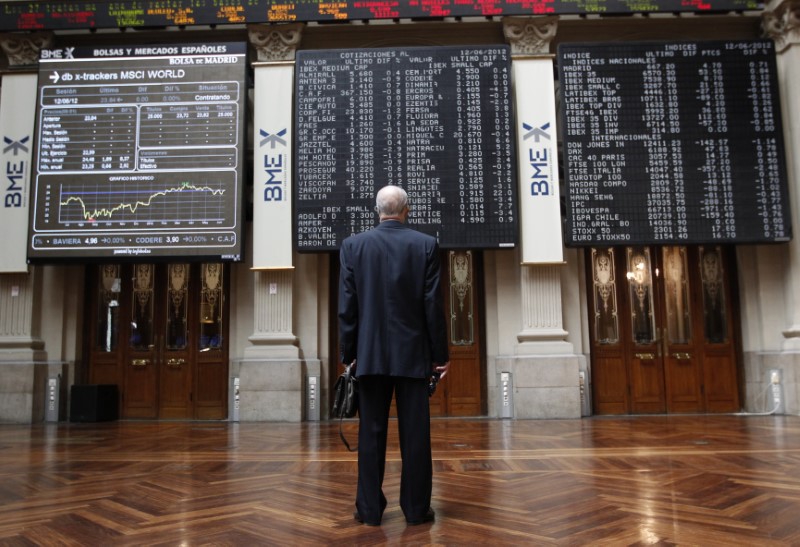 © Reuters. A trader looks at electronic boards at the stock exchange in Madrid