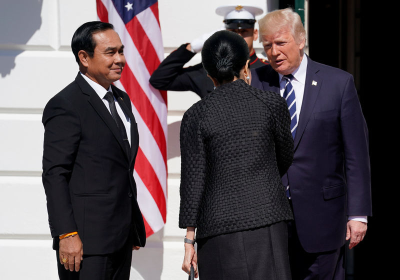 © Reuters. U.S. President Donald Trump greets Thai Prime Minister Prayut Chan-o-Cha and his wife Naraporn Chan-o-Cha at the White House in Washington