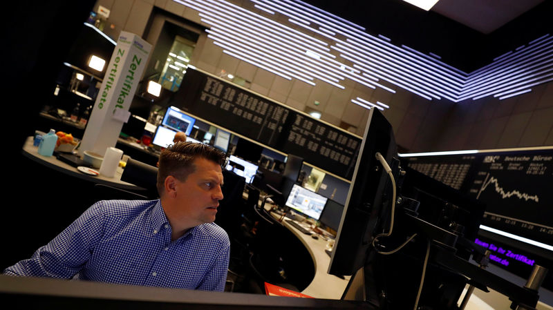 © Reuters. A share trader checks his screens at the stock exchange in Frankfurt