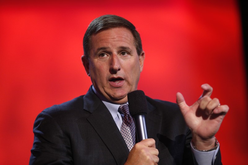 © Reuters. FILE PHOTO:  Mark Hurd delivers a keynote during Oracle OpenWorld 2012 in San Francisco