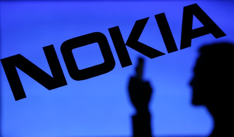 © Reuters. NOKIA RÉAFFIRME SES ENGAGEMENTS, PLAN SOCIAL MAINTENU