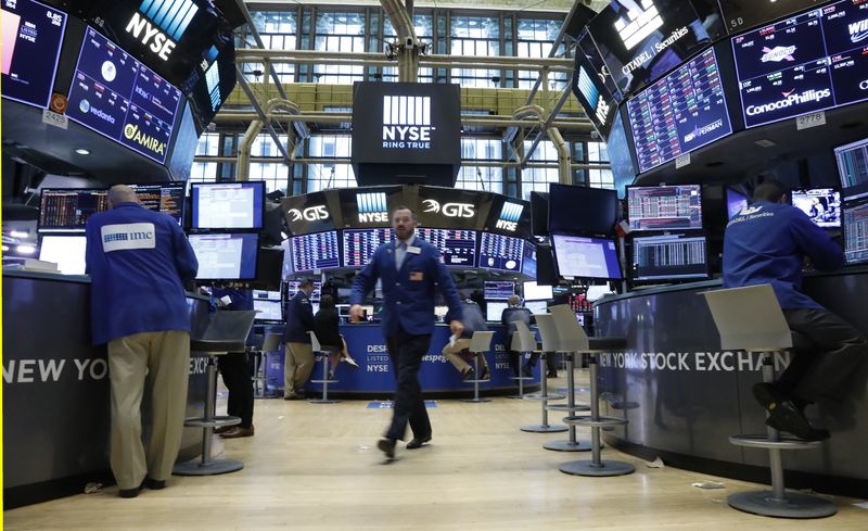 © Reuters. A trader works on the floor of the NYSE in New York