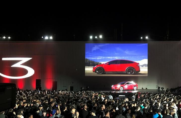 © Reuters. Tesla introduces one of the first Model 3 cars off the Fremont factory's production line during an event at the company's facilities in Fremont,