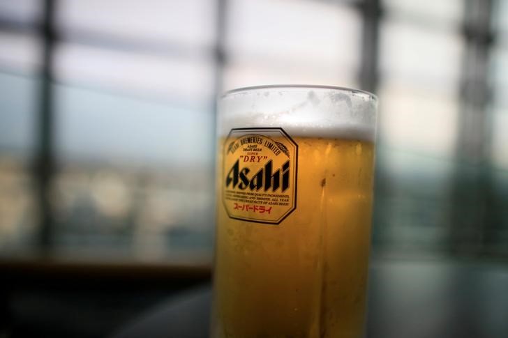 © Reuters. FILE PHOTO: A pint of Asahi lager beer is seen in a bar in Singapore