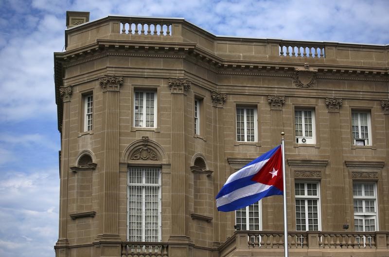 © Reuters. مصدر بالكونجرس: أمريكا تعتزم طرد نحو ثلثي طاقم السفارة الكوبية