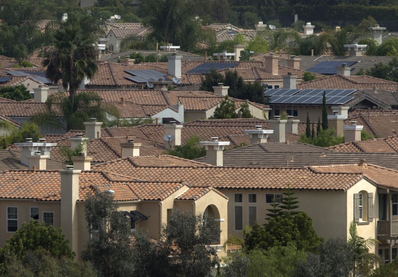 © Reuters. Solar panels are pictured on the rooftops of residential homes in San Diego, California