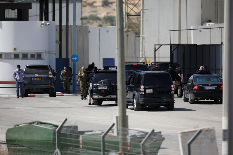 © Reuters. A convoy transporting Palestinian Prime Minister Rami al-Hamdallah and his delegation makes it way to the Gaza Strip, at the Erez crossing in southern Israel