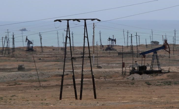 © Reuters. Нефтяные станки-качалки в Азербайджане