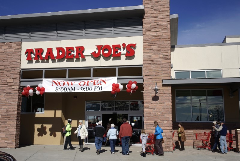 © Reuters. Shoppers line up to enter the new Trader Joe's store in Boulder