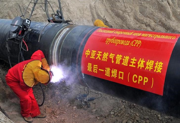 © Reuters. Рабочие проводят сварочные работы на строящемся газопроводе в Казахстане