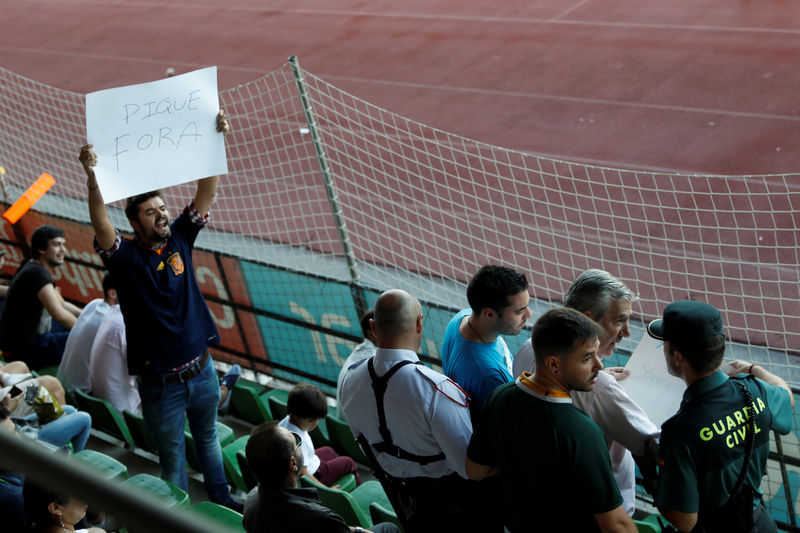 © Reuters. Piqué, abucheado por aficionados de la selección en un entrenamiento