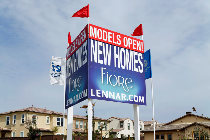 © Reuters. FILE PHOTO: Newly constructed houses built by Lennar Corp are pictured in Leucadia, California